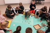 Zinātkārie ,,Pūcēnu” grupas bērni apmeklē Saldus muzeju